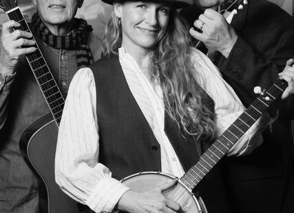 22. august kl. 19.30: Bob Dylan på dansk.                                                                         Aftenen vil være en blanding af koncert, historiefortælling og fællessang. Tine Ott: Vokal, banjo Kaare Sand: Guitar Hans Ole Madsen: Banjo, Mandolin